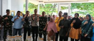 Dandim 1410/Bantaeng Bersama Kapolres Bantaeng Serahkan Bantuan Beras Untuk Warga Miskin
