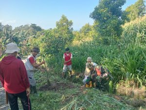 Babinsa Koramil 1410-02/Eremerasa Bersama Warga, Bahu-Membahu Kerja Bakti Bersihkan Jalan Dusun