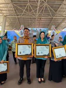 Sukses Jalankan Program Quick Wins BKKBN, Bupati Uji Nurdin dan Ketua TP PKK Bantaeng Terima Penghargaan