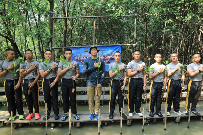 Taruna Bhayangkara Hijaukan Negeri Lewat Aksi Penanaman 100 Pohon Bakau di Jakarta Utara