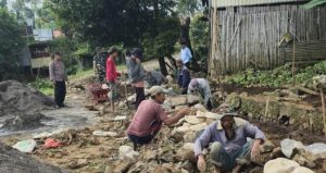 Babinsa Koramil 1410-01/Bissappu Bersama Warga, Wujudkan Lingkungan Bersih dan Sehat Melalui Karya Bakti Pembangunan Drainase