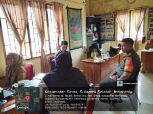 Babinsa desa bonto tiro lakukan komsos dengan kasi pemerintahan bahas keamanan dan kebersihan lingkungan