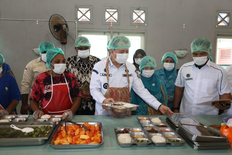 Pastikan MBG Berkualitas, Pj Gubernur Papua Agus Fatoni Tinjau SPPG di Kepulauan Yapen