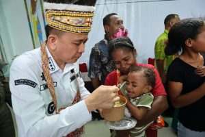 Pj Gubernur Papua Agus Fatoni Tinjau Puskesmas Kosiwo, Beri Bantuan Vitamin-Susu Anak