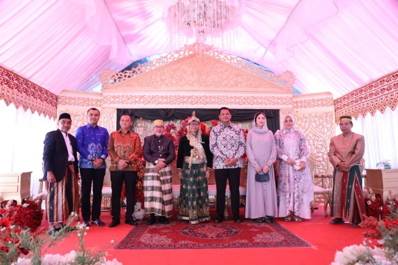 Beri Doa Restu, Bupati Bantaeng Hadiri Resepsi Pernikahan Putri Wabup Bantaeng