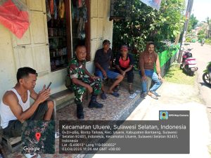 Babinsa Bonto Tallasa Ajak Warga Kibarkan Merah Putih dan Jaga Lingkungan Lewat Komsos