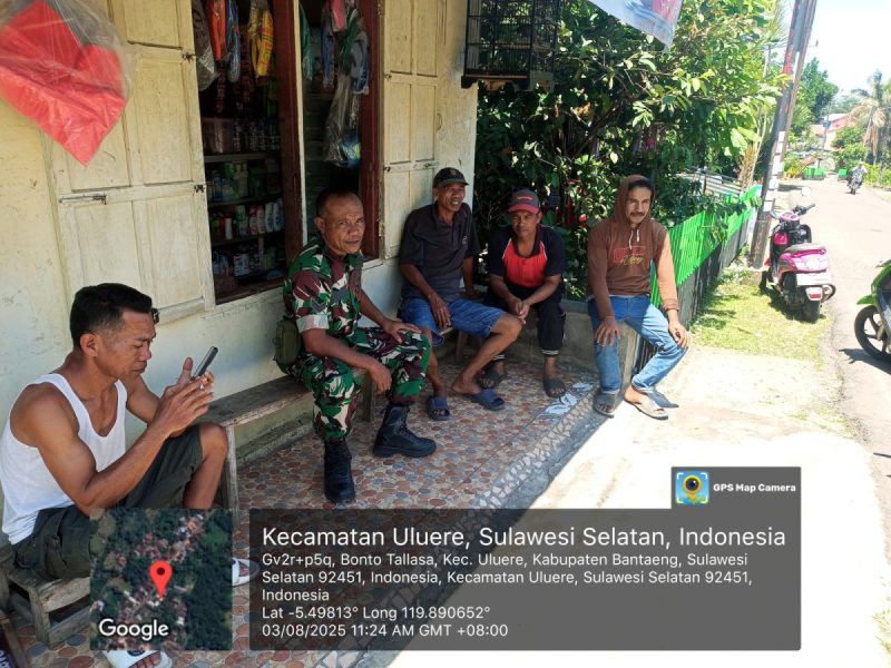 Babinsa Bonto Tallasa Ajak Warga Kibarkan Merah Putih dan Jaga Lingkungan Lewat Komsos