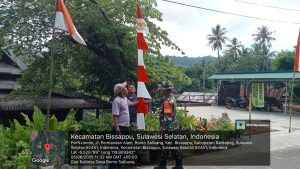 Babinsa Dampingi Warga Pasang Bendera Merah Putih, Tingkatkan Semangat Nasionalisme