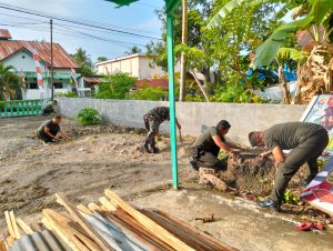 Wujudkan Lingkungan Sehat, Anggota Koramil 1410-02/Eremerasa Laksanakan Karya Bakti Pembersihan Pangkalan