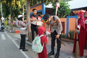 Tanamkan Nasionalisme Sejak Dini, Kapolres Bantaeng Bagikan Bendera Merah Putih Kepada Siswa-Siswi Sekolah Dasar