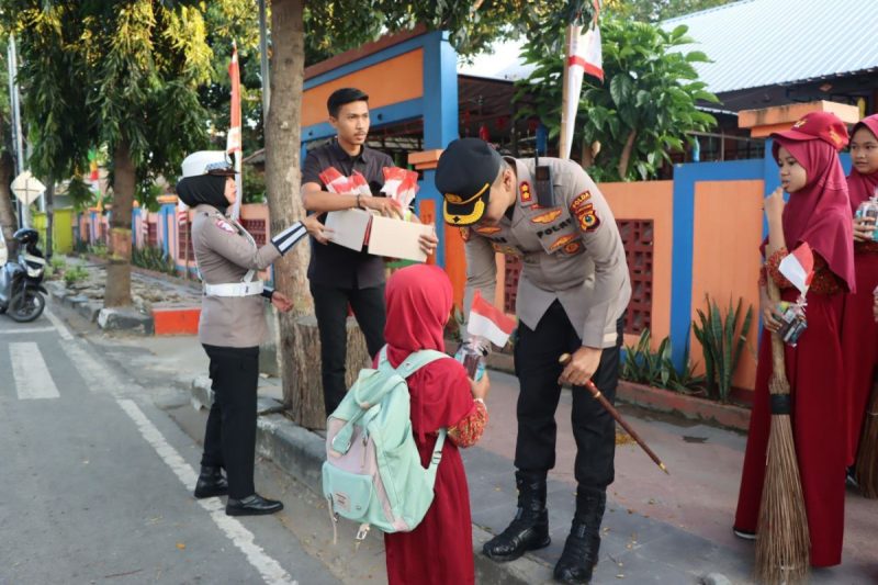 Tanamkan Nasionalisme Sejak Dini, Kapolres Bantaeng Bagikan Bendera Merah Putih Kepada Siswa-Siswi Sekolah Dasar