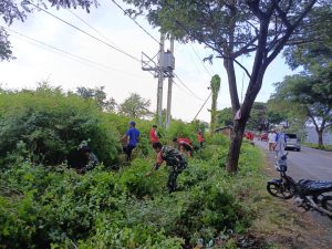 Babinsa Koramil 1410-03/Tompobulu Bersama Warga Gelar Karya Bakti Pembersihan Lingkungan