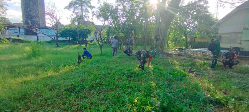 Babinsa Koramil 1410-01/Bissappu Bersama Warga Karya Bakti Bersihkan Lingkungan di Wilayah Binaan