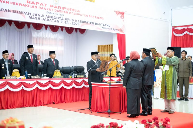 Disaksikan Forkopimda, Dua Anggota DPRD Bantaeng Resmi Dilantik dan Diambil Sumpahnya