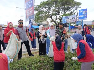 Babinsa Bonto Rita, Bersama Bhabinkamtibmas, Mahasiswa dan Warga, Bersinergi dalam Kegiatan Karya Bakti Pembersihan Lingkungan