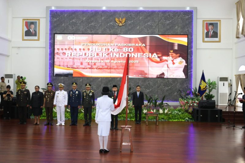 Pj Gubernur Agus Fatoni Resmi Kukuhkan 32 Anggota Paskibraka Papua Tahun 2025