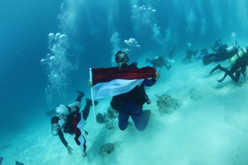 Ditpolairud Polda Sulsel Kibarkan Sang Merah Putih di Kedalaman 20 Meter Laut Kodingareng Keke