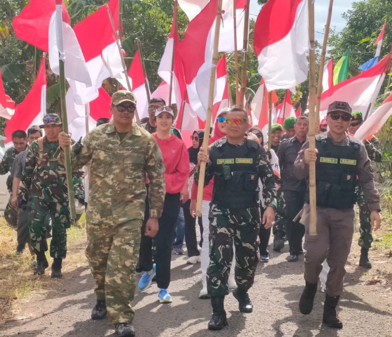 Dandim 1410 Bantaeng Bersama Forkopimda dan Komponen Masyarakat Mengibarkan Bendera Merah Putih di Puncak Batu Ejayya Bantaeng