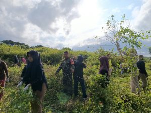 Babinsa Koramil 1410-02/Eremerasa Bersama Warga Binaan, Laksanakan Karya Bakti Pembersihan Lingkungan