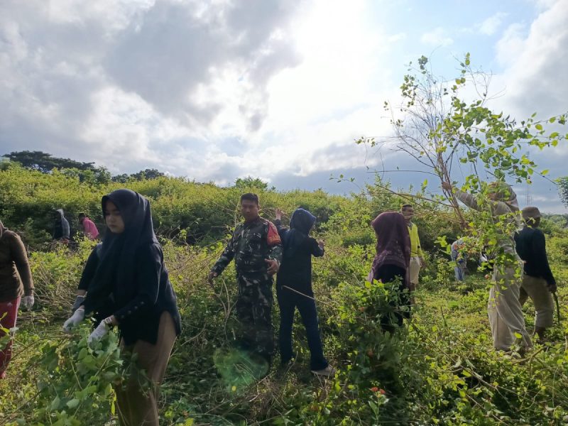 Babinsa Koramil 1410-02/Eremerasa Bersama Warga Binaan, Laksanakan Karya Bakti Pembersihan Lingkungan