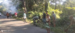 Babinsa Koramil 1410-02/Eremerasa dan Warga Bersinergi Dalam Karya Bakti Pembersihan Jalan