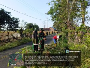 Babinsa Desa Borongloe Gelar Karya Bhakti Bersama Warga