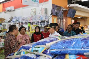 Pj Gubernur Papua Agus Fatoni Tinjau Gudang Bulog, Pastikan Stok Beras Aman hingga Empat Bulan Kedepan