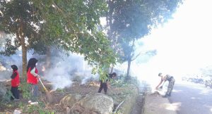 Babinsa Koramil 1410-03/Tompobulu Bersama Mahasiswa KKN Unhas, Laksanakan Karya Bakti, Wujudkan Sinergi Untuk Lingkungan Bersih
