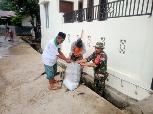Babinsa Koramil 1410-03/Tompobulu dan Warga Bersinergi, Laksanakan Karya Bakti Bersihkan Saluran Air