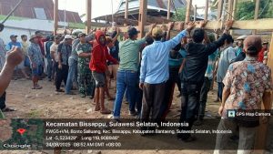 Babinsa Bonto Salluang Bersama Warga Gelar Gotong Royong Bangun Rumah Warga