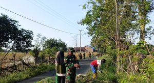 Babinsa Koramil 1410-03/Tompobulu Bersama Mahasiswa KKN Mega Rezky Makassar, Laksanakan Karya Bakti Pembersihan Lingkungan