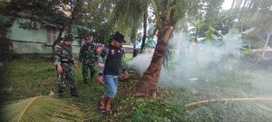 Babinsa Koramil 1410-03/Tompobulu Bersama Warga Gelar Karya Bakti Pembersihan Lingkungan