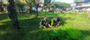 Babinsa Koramil 1410-02/Eremerasa dan Warga Tanam Pohon untuk Lestarikan Lingkungan