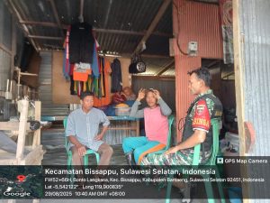 Babinsa Bonto Langkasa Jalin Komsos, Perkuat Kedekatan dengan Warga Dodoki
