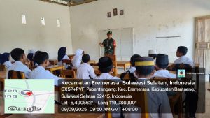 Tanamkan Cinta Tanah Air, Babinsa Berikan Wawasan Kebangsaan kepada Siswa MTs Nurul As’Adiyah Parang