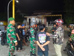 Personel Babinsa Koramil 1410-02/Eremerasa Laksanakan Patroli Bersama Komponen Pendukung, Untuk Tingkatkan Keamanan Wilayah