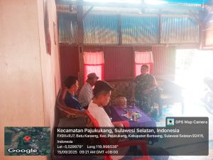 Melalui Komsos, Babinsa Ajak Masyarakat Perkuat Keamanan dan Kerukunan di Desa Batu Karaeng