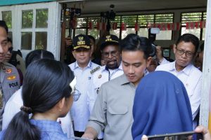 Pj Gubernur Papua Agus Fatoni Dampingi Wapres Gibran Tinjau Cek Kesehatan Gratis di Puskesmas Kampung Harapan