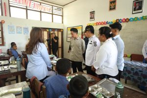Pj Gubernur Papua Agus Fatoni Dampingi Wapres Gibran Tinjau Program MBG di SMP Negeri 2 Sentani