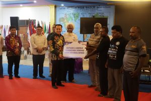 Pj Gubernur Papua Agus Fatoni Serahkan Bantuan ke Gereja Injil di Indonesia Holandia