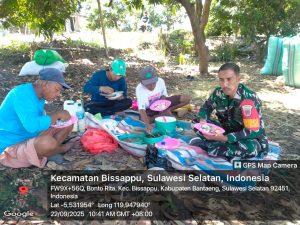 Babinsa Bonto Rita Jalin Kebersamaan dengan Petani, Makan Siang di Tengah Sawah
