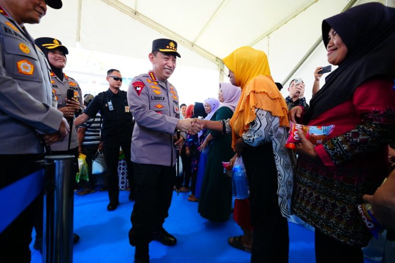 Kapolri Listyo Sigit Prabowo Berikan Bansos dan Salurkan Bahan Pangan Murah di Semarang
