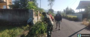 Babinsa Koramil 1410-02/Eremerasa Bersama Warga Gelar Karya Bakti Pembersihan Lingkungan