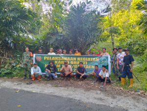 Babinsa Koramil 1410-03/Tompobulu Bersama Warga Gelar Karya Bakti Jumat Bersih Wujudkan Lingkungan Sehat