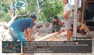 Babinsa Batu Karaeng Turun Tangan, Bantu Warga Potong Kayu untuk Bangun Rumah