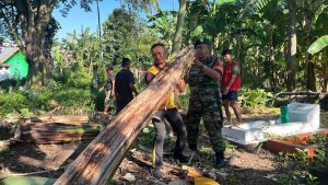 Babinsa Koramil 1410-03/Tompobulu dan Bhabinkamtibmas Bersama Warga Laksanakan Karya Bakti Pembersihan Lingkungan