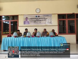 Pastikan Tepat Sasaran, Babinsa Pajukukang Dampingi Penyaluran BLT kepada Warga Desa