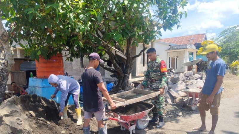 Babinsa Koramil 1410-03/Tompobulu Melaksanakan Karya Bakti di Wilayah Binaan