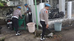 SiPropam Polres Bantaeng Gelar Bakti Religi Bersih-Bersih Masjid Nur Rahman