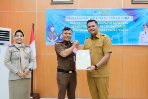Bupati Uji Nurdin Serahkan Sertifikat Tanah Hibah ke Kejari Bantaeng